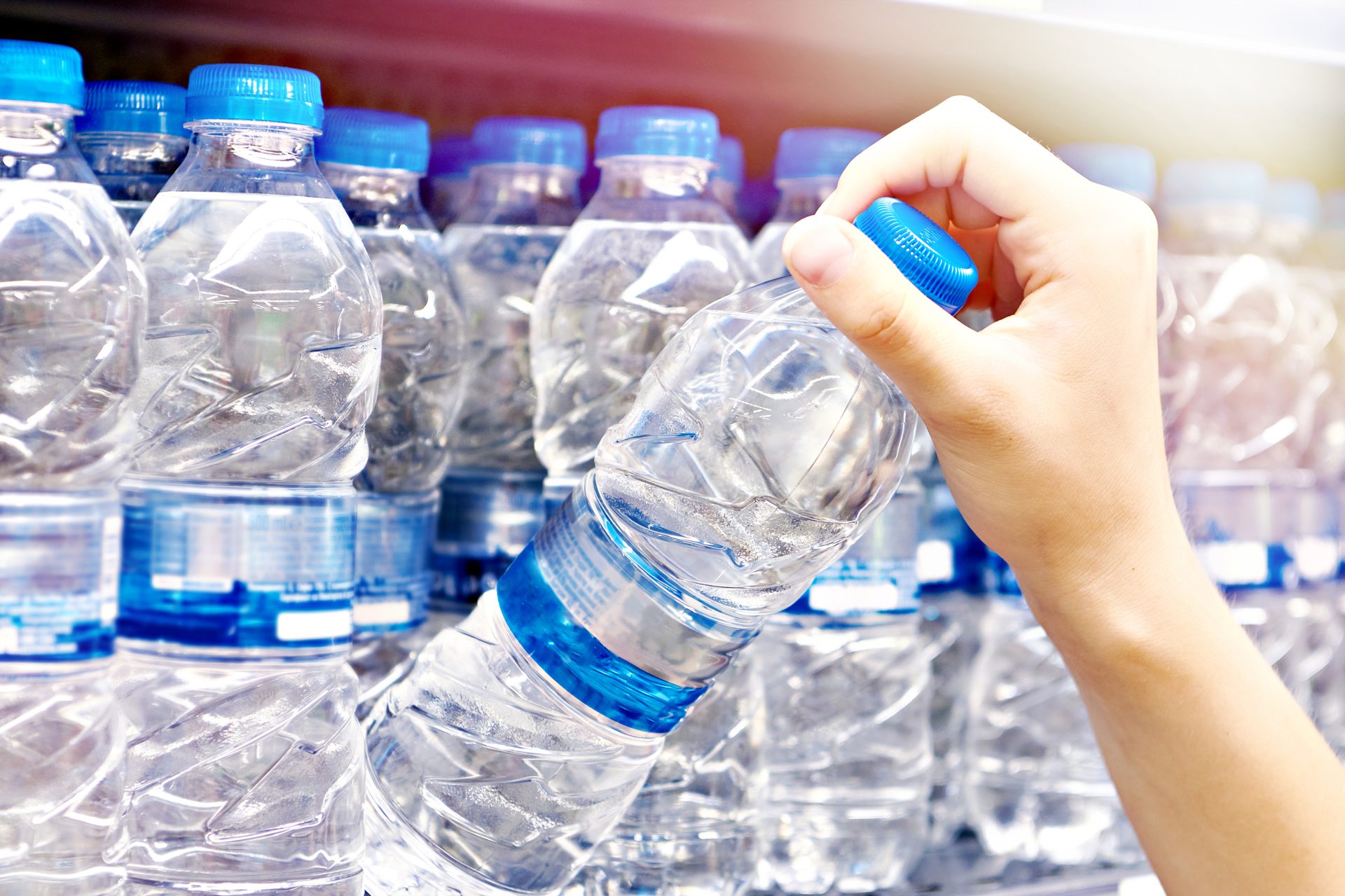 Águas de garrafas de plástico têm até 100 vezes mais partículas de plástico do que estimado