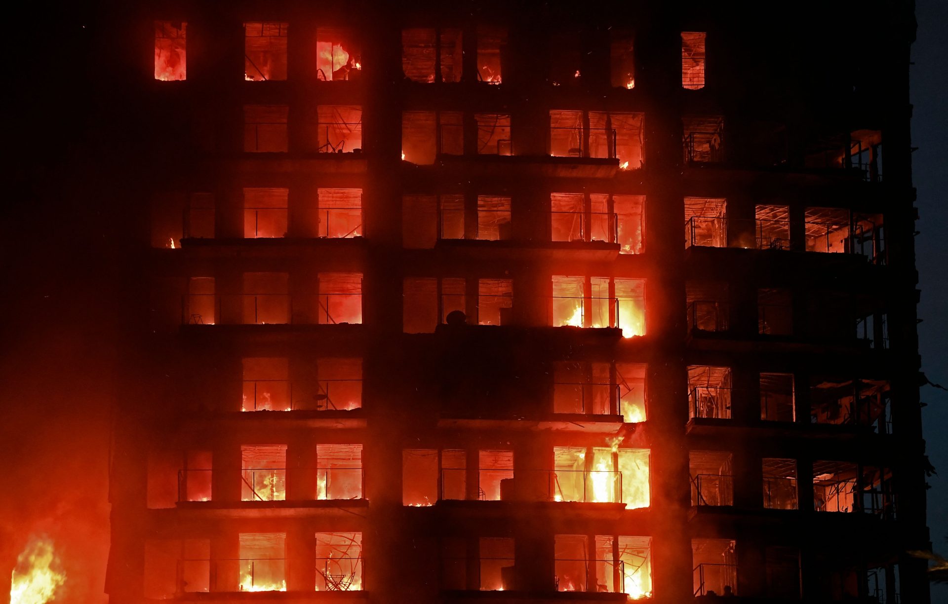 Pelo menos quatro pessoas morreram em incêndio num prédio em Valência. 15 pessoas estão desaparecidas