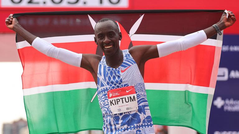 Recordista mundial Kelvin Kiptum e treinador morrem em acidente de carro no Quénia