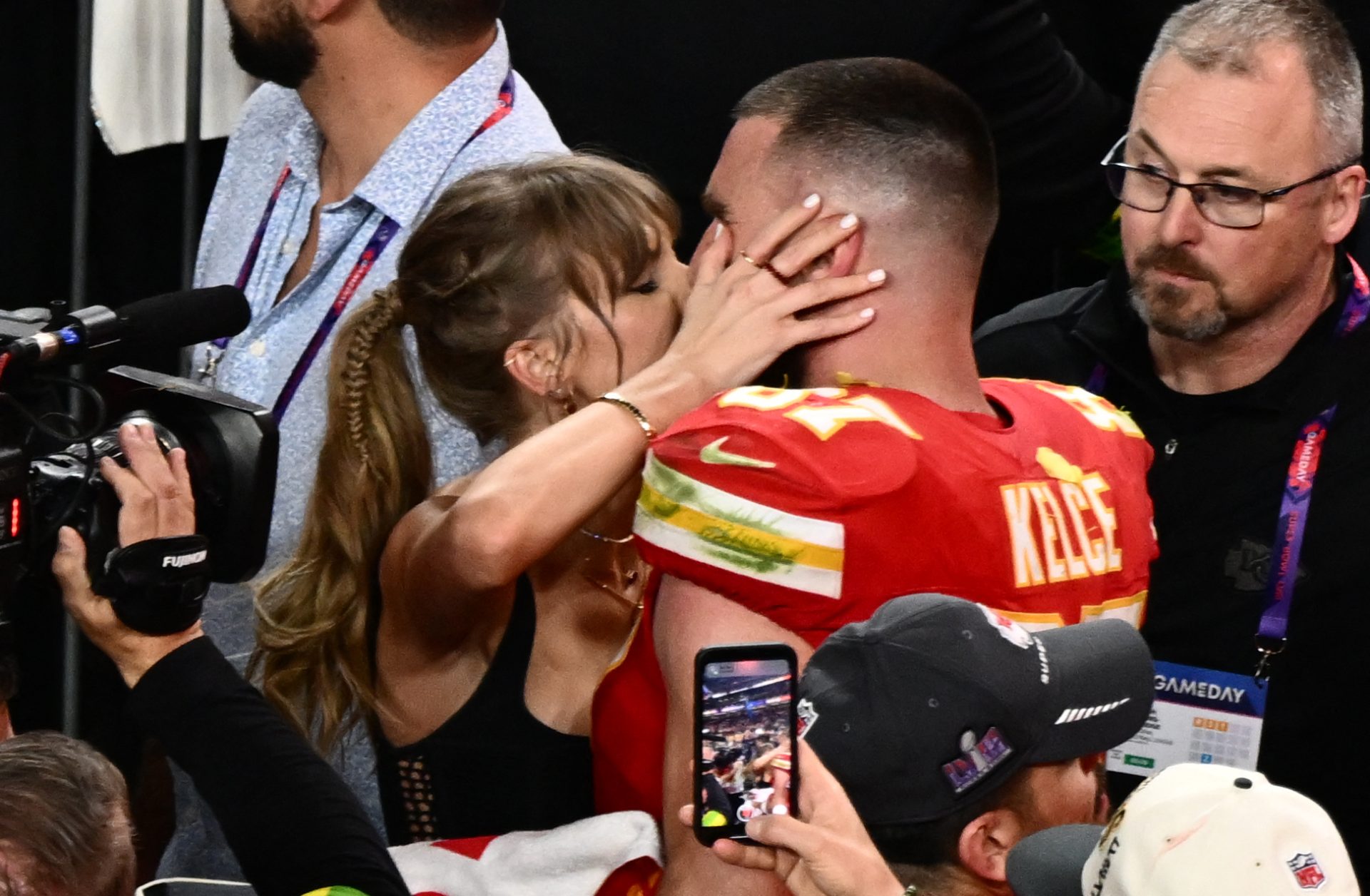 Taylor Swift celebra vitória dos Kansas City Chiefs no Super Bowl com beijo apaixonado