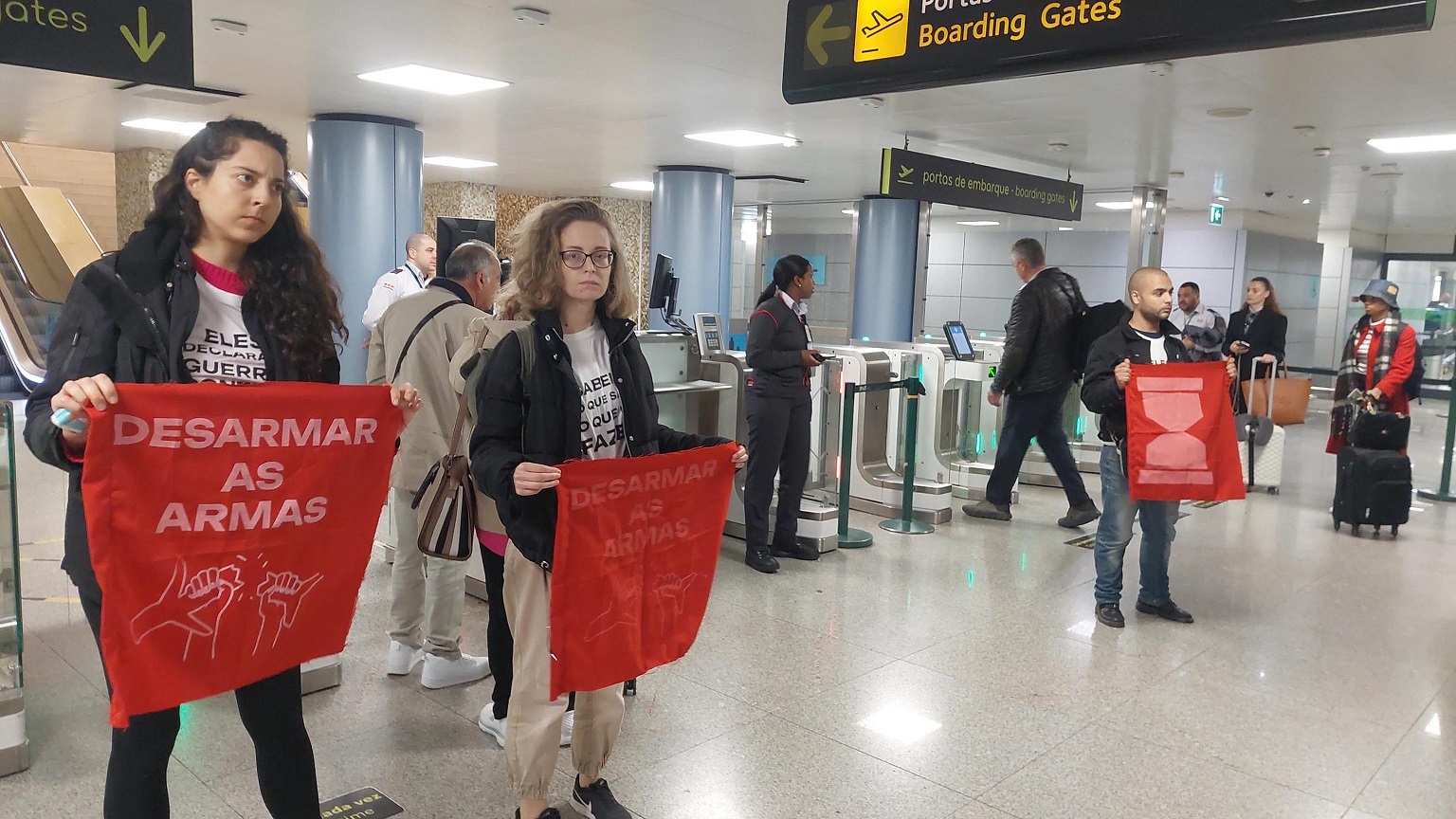 Ativistas climáticos pintam leitores das portas de embarque do aeroporto de Lisboa