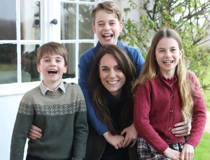 Polémica. Kate Middleton fez “pequenos ajustes” na foto de família