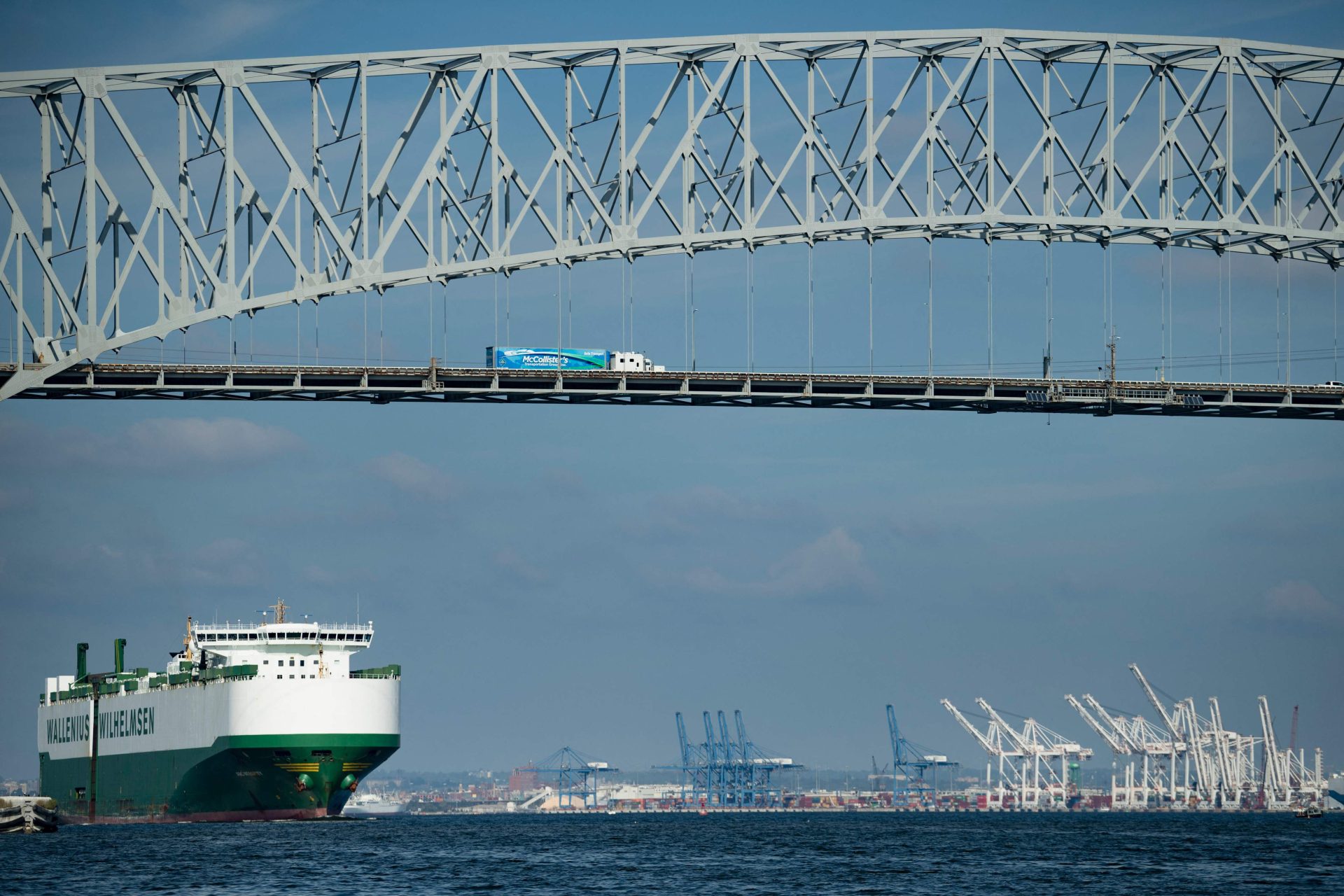 Navio que colidiu com ponte nos EUA transportava químicos perigosos