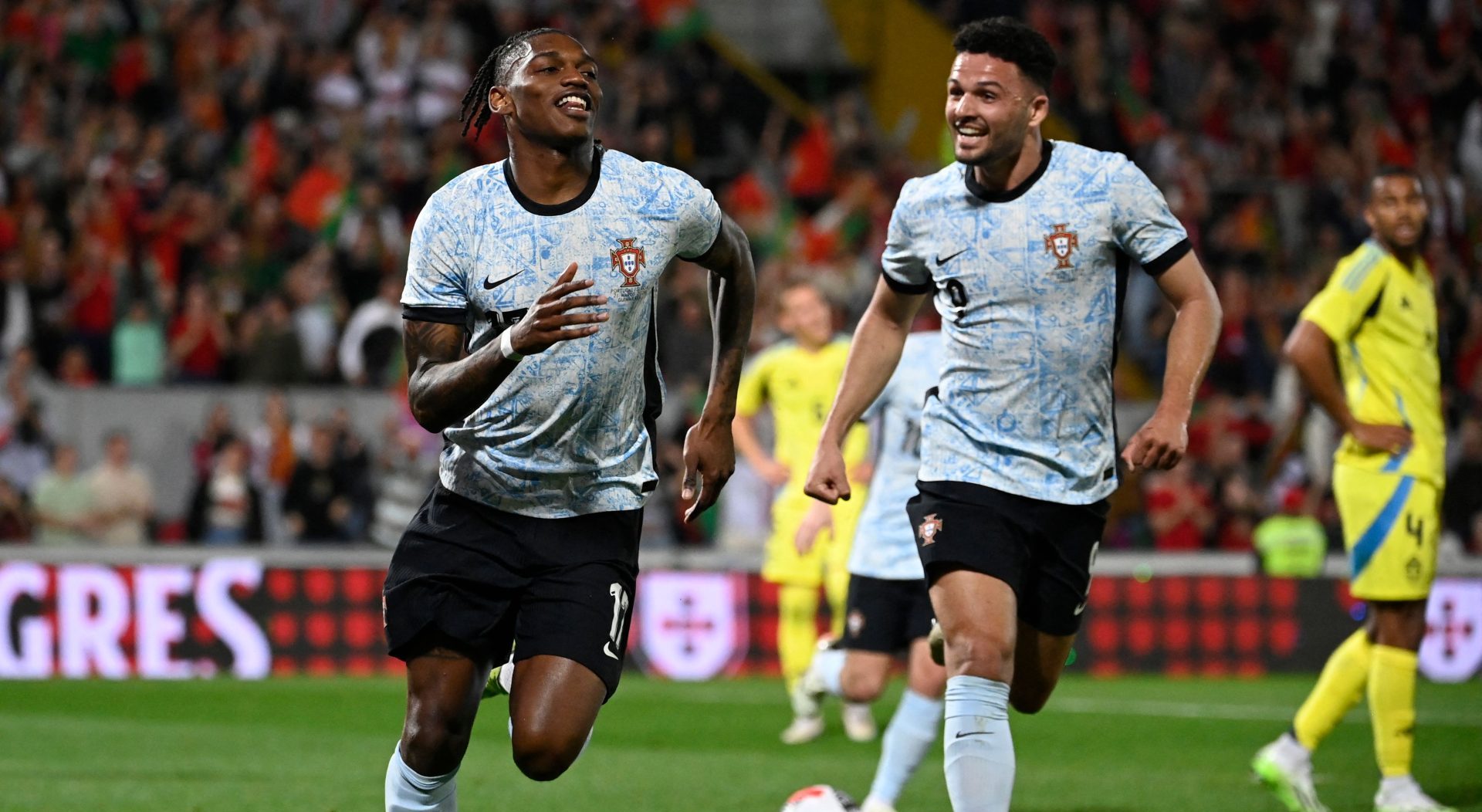 Portugal goleia Suécia em Guimarães