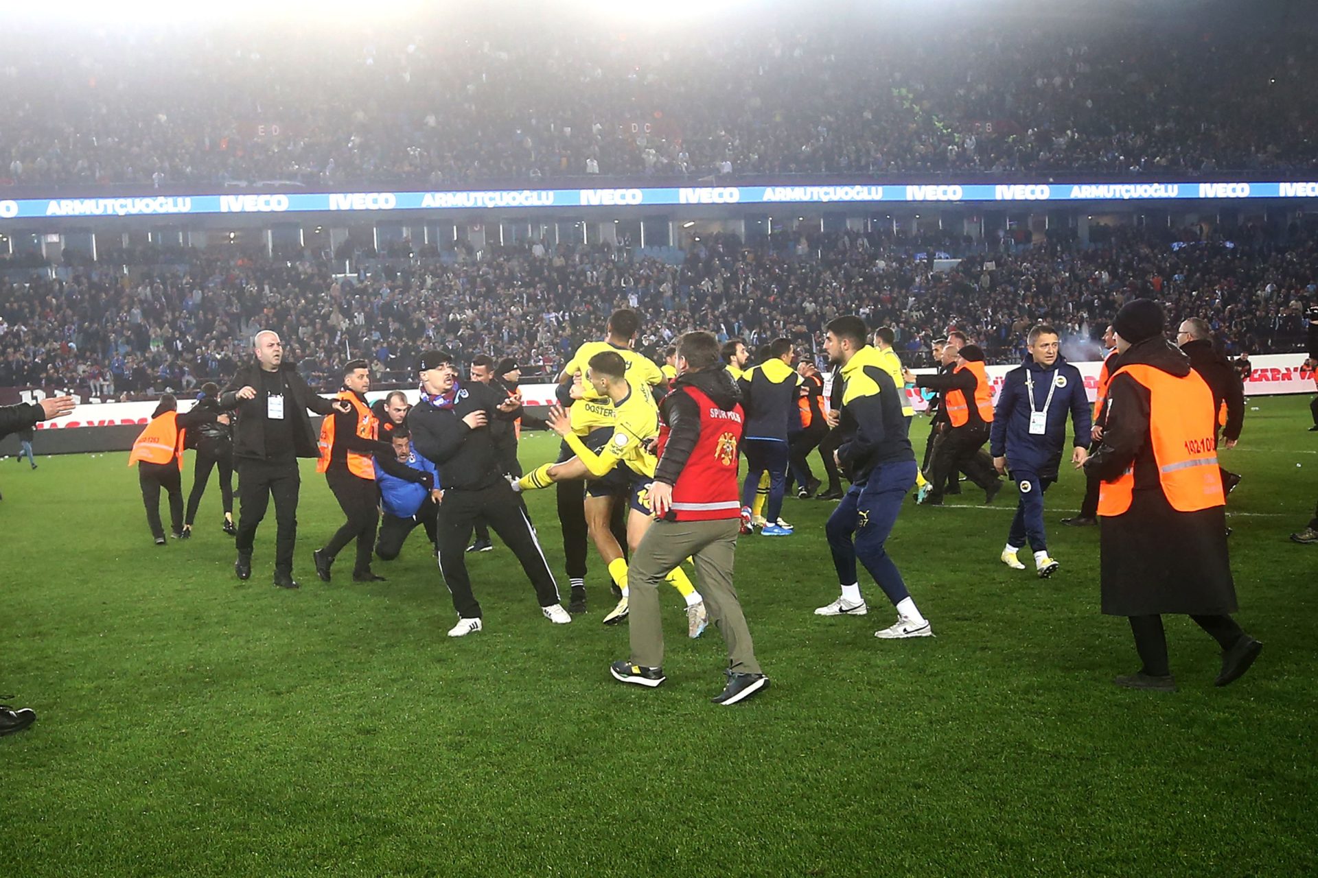 5 adeptos do Trabzonspor em prisão preventiva devido a desacatos em jogo do Fenerbahçe