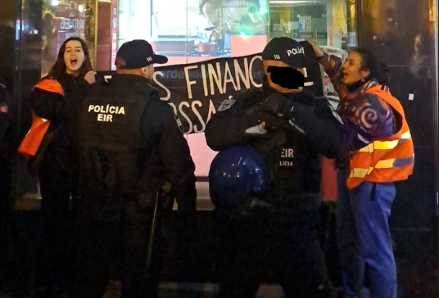 Ativistas partem montra do Santander em Lisboa