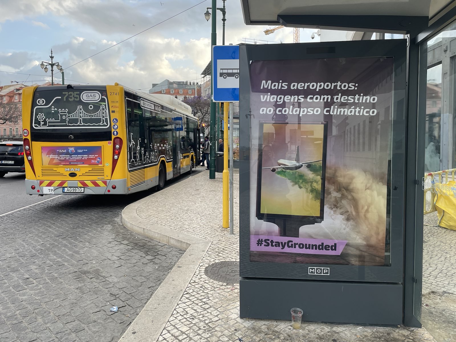 Ativistas climáticos substituem cartazes na Baixa de Lisboa
