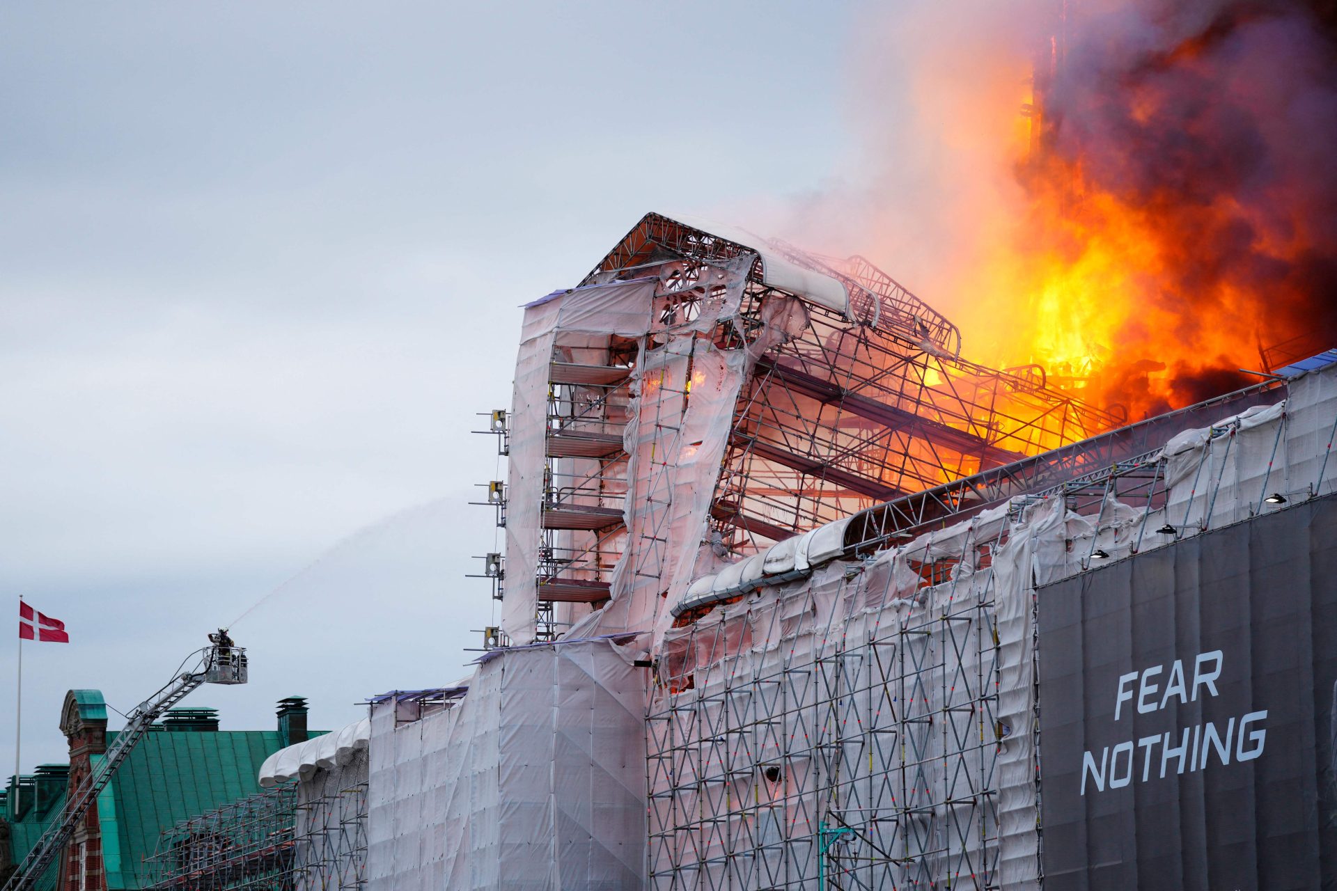 Incêndio no histórico edifício da Bolsa de Valores da Dinamarca