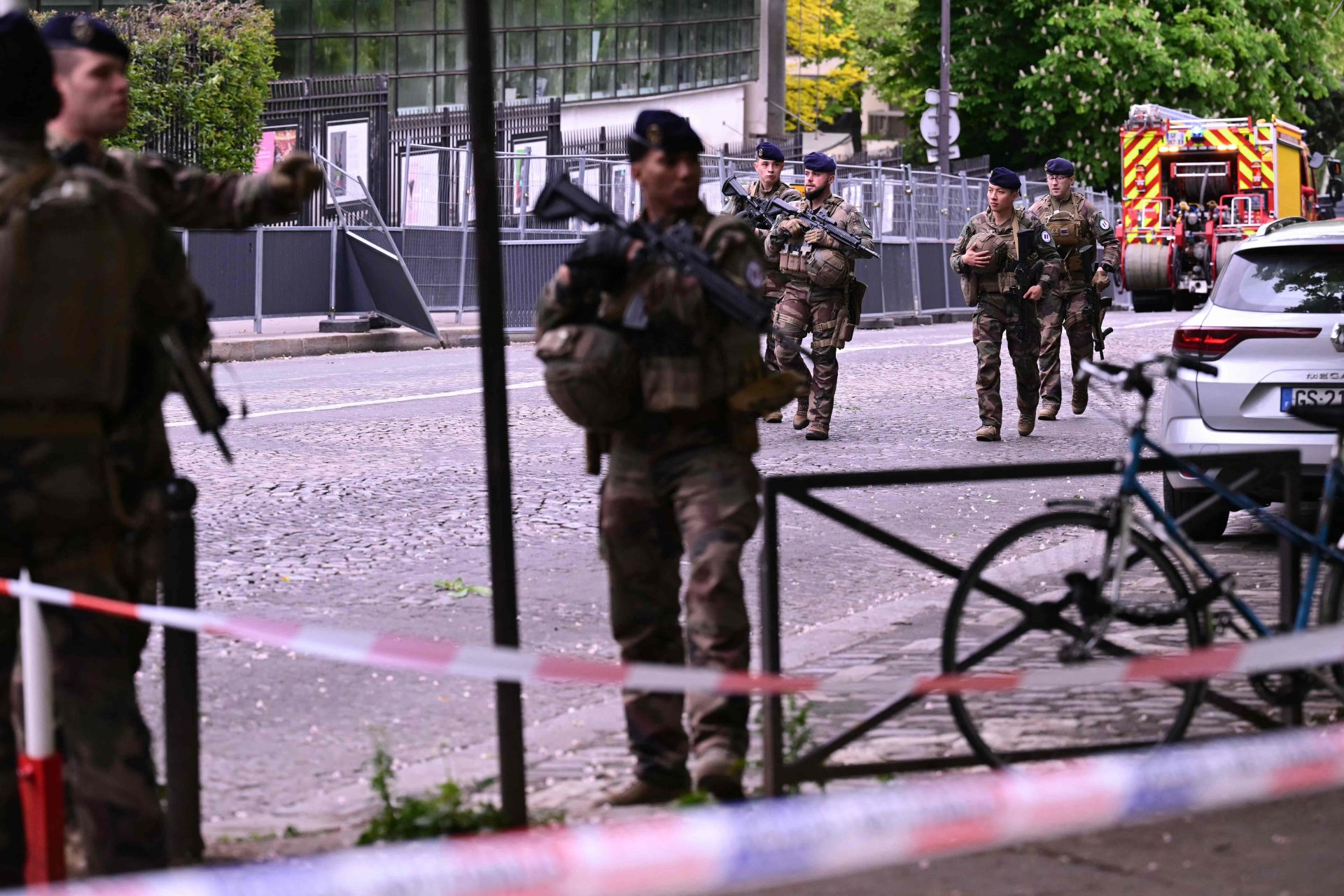 Homem com colete de explosivos e granadas detido no consulado do Irão em Paris