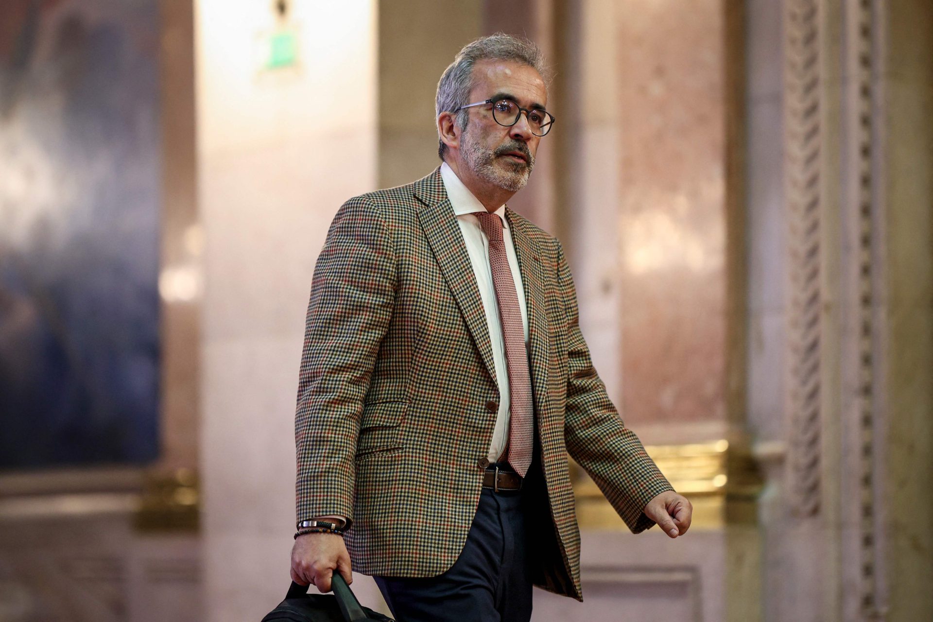 É o momento de “respeitar a política interna de Espanha”, diz Rangel
