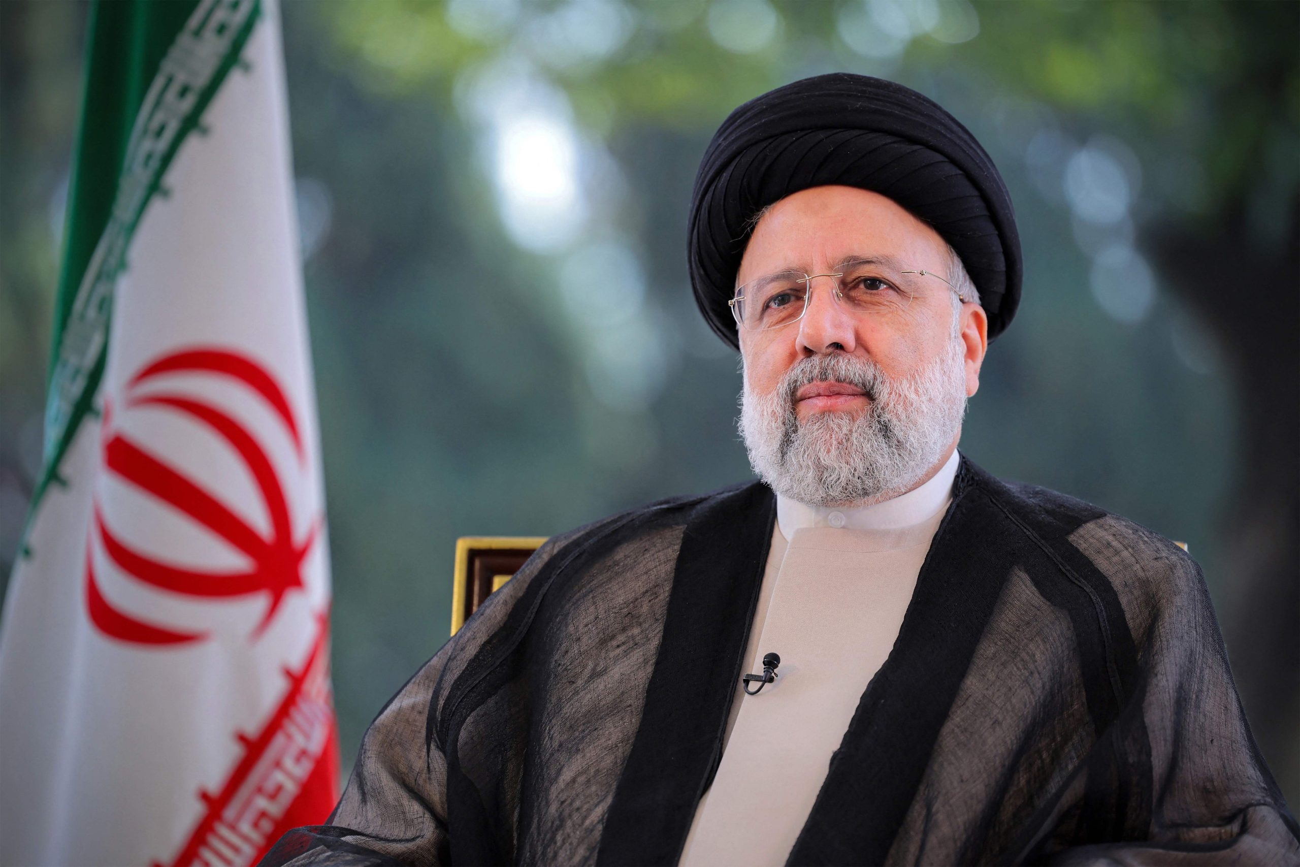Equipas de socorro iranianas recuperam corpos e confirmam morte do Presidente