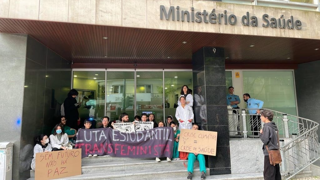 Estudantes pelo Fim ao Fóssil bloqueiam Ministério da Saúde