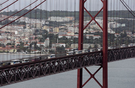 Circulação de comboios na Ponte 25 de Abril retomada após queda de catenária