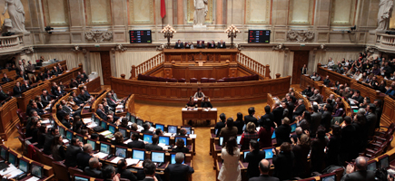 Parlamento dividido na primeira comemoração do 25 de novembro. Recorde os principais momentos