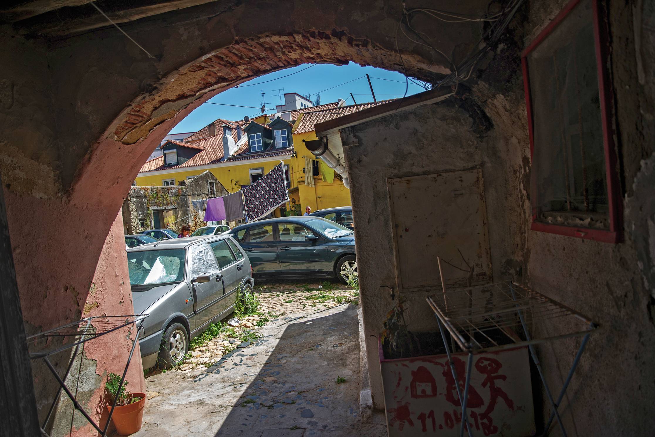 Marvila. Condomínios de luxo paredes-meias com pátios parados no tempo