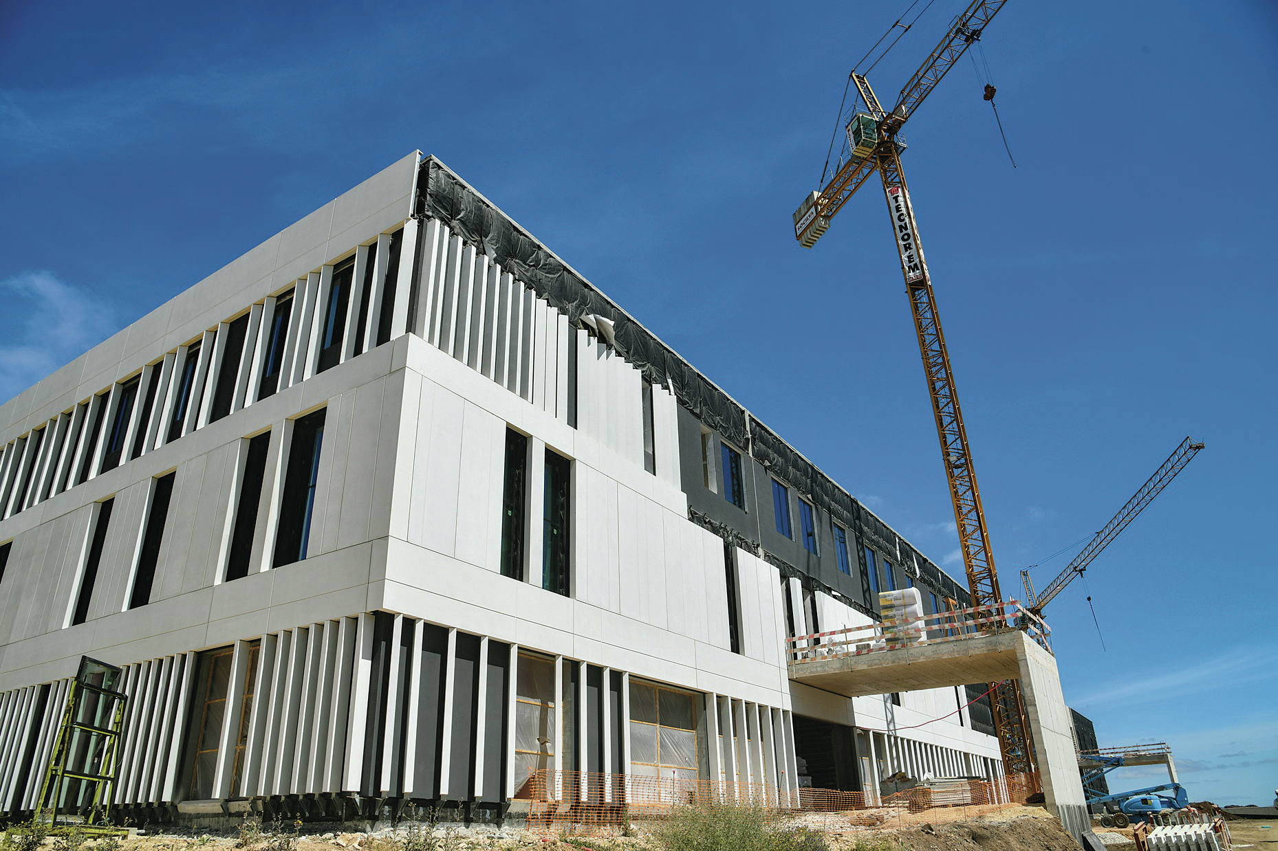 Sintra inaugura hospital  inacabado