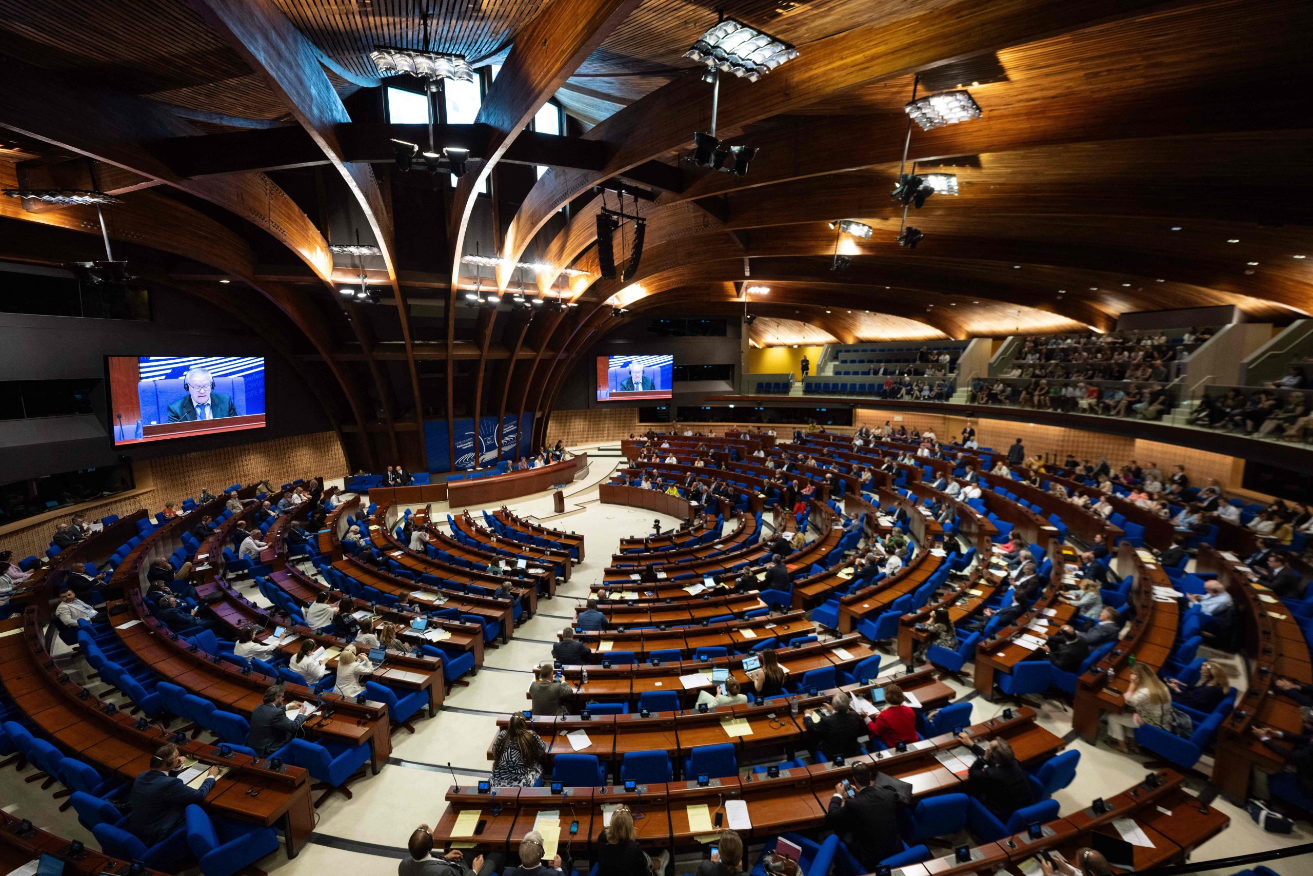 UE quer reduzir dependência em “setores sensíveis”