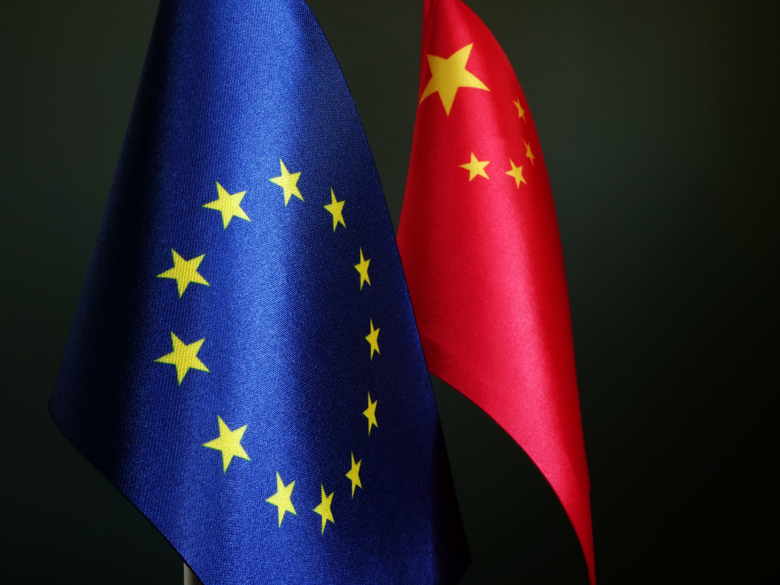 China e União Europeia dialogam para resolver diferendos comerciais