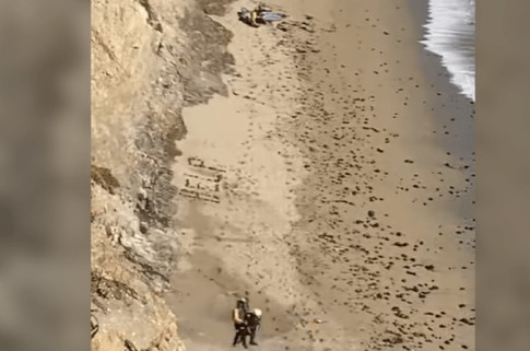 Praticante de kitesurf resgatado de praia remota graças a pedido de ajuda feito com pedras