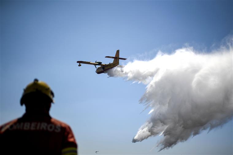 Incêndio entre Castro Verde e Mértola mobiliza três meios aéreos