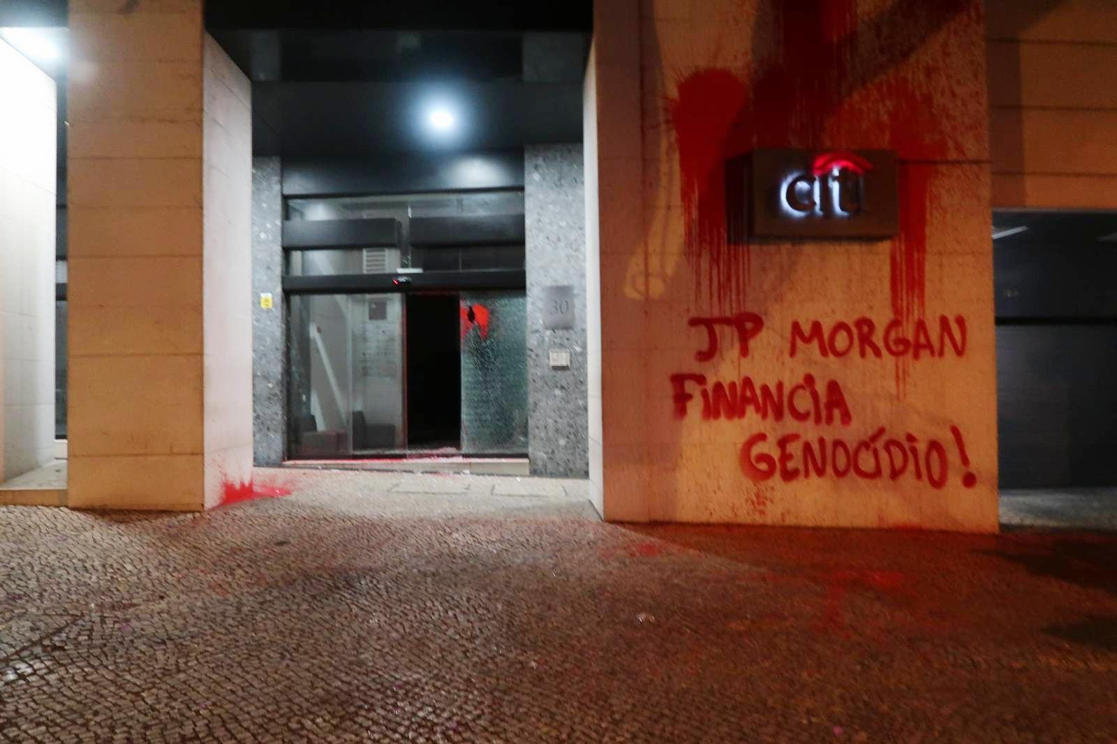 Ativistas pró-palestina vandalizam banco JPMorgan Chase em Lisboa