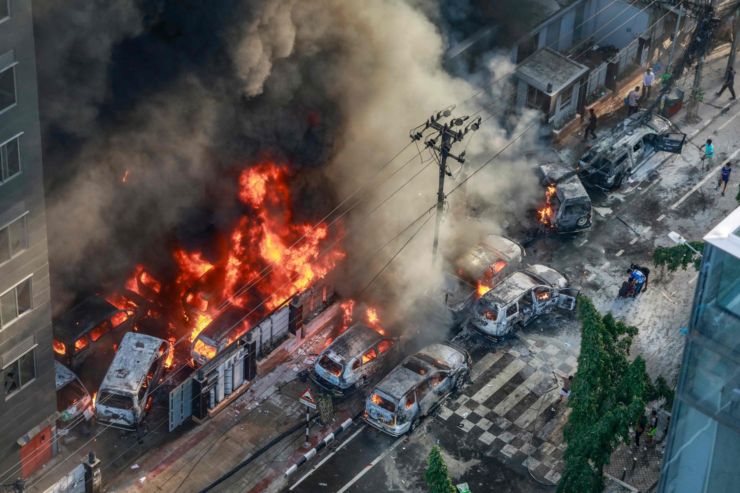 Bangladesh. Sede da televisão pública incendiada por manifestantes