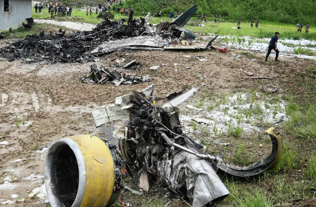 Avião despenha-se no Nepal e faz 18 mortos