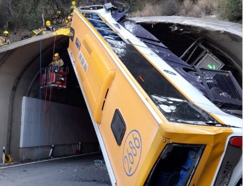 Barcelona. Três pessoas feridas com gravidade após autocarro capotar e bloquear túnel