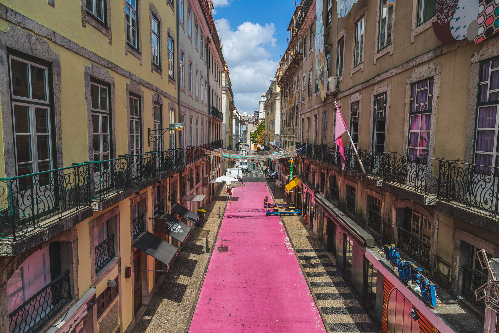 Rua Rosa em Lisboa muda de cor para assinalar luta contra hepatite C