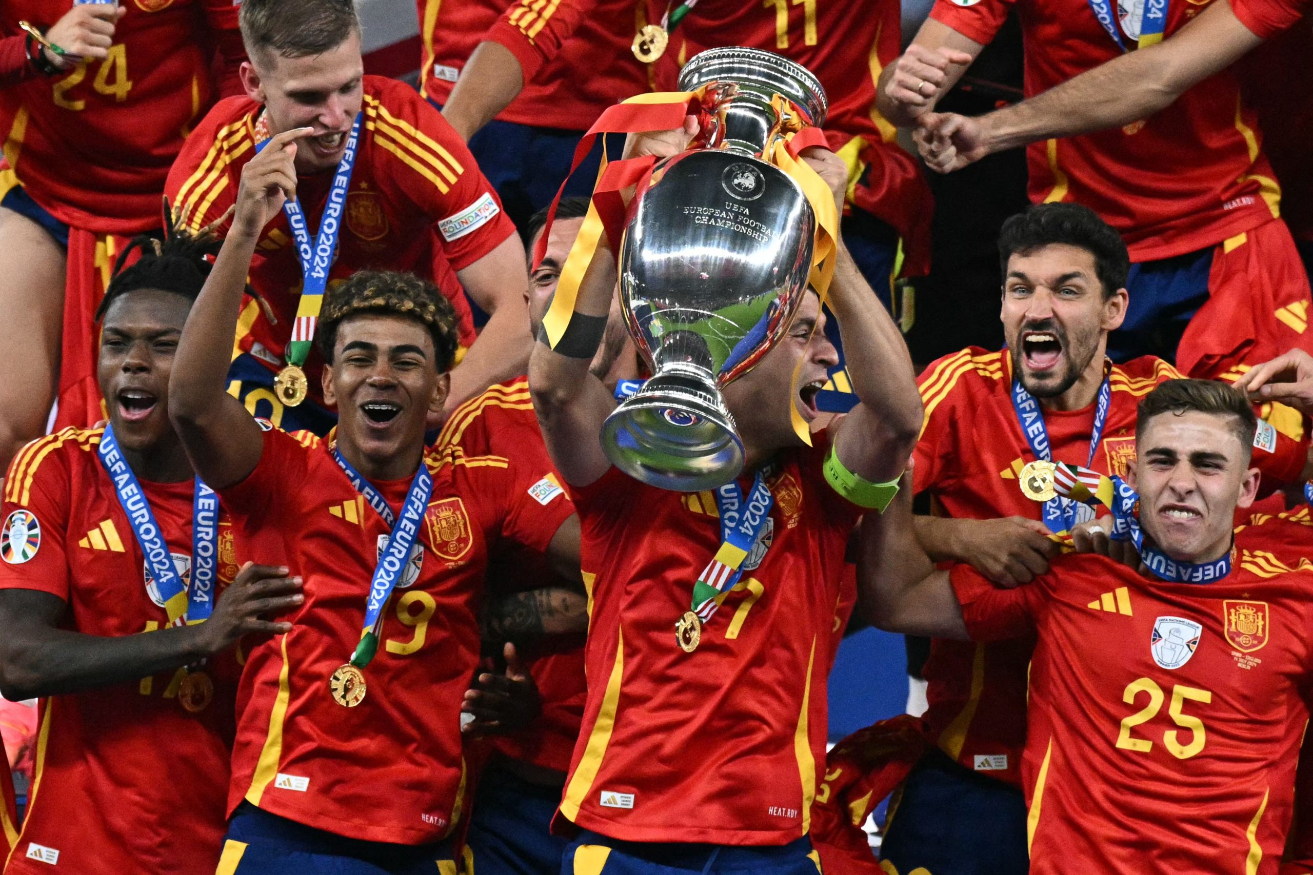 Espanha deu lição de bom futebol aos especialistas europeus