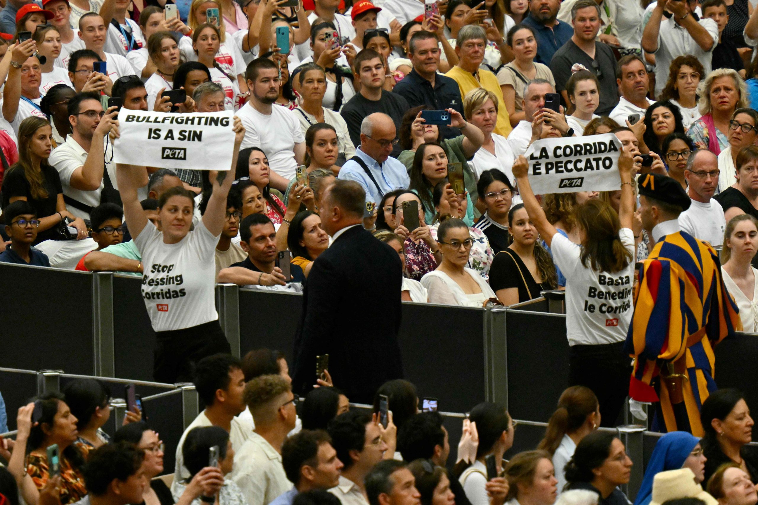 Ativistas protestam contra touradas em audiência com o Papa