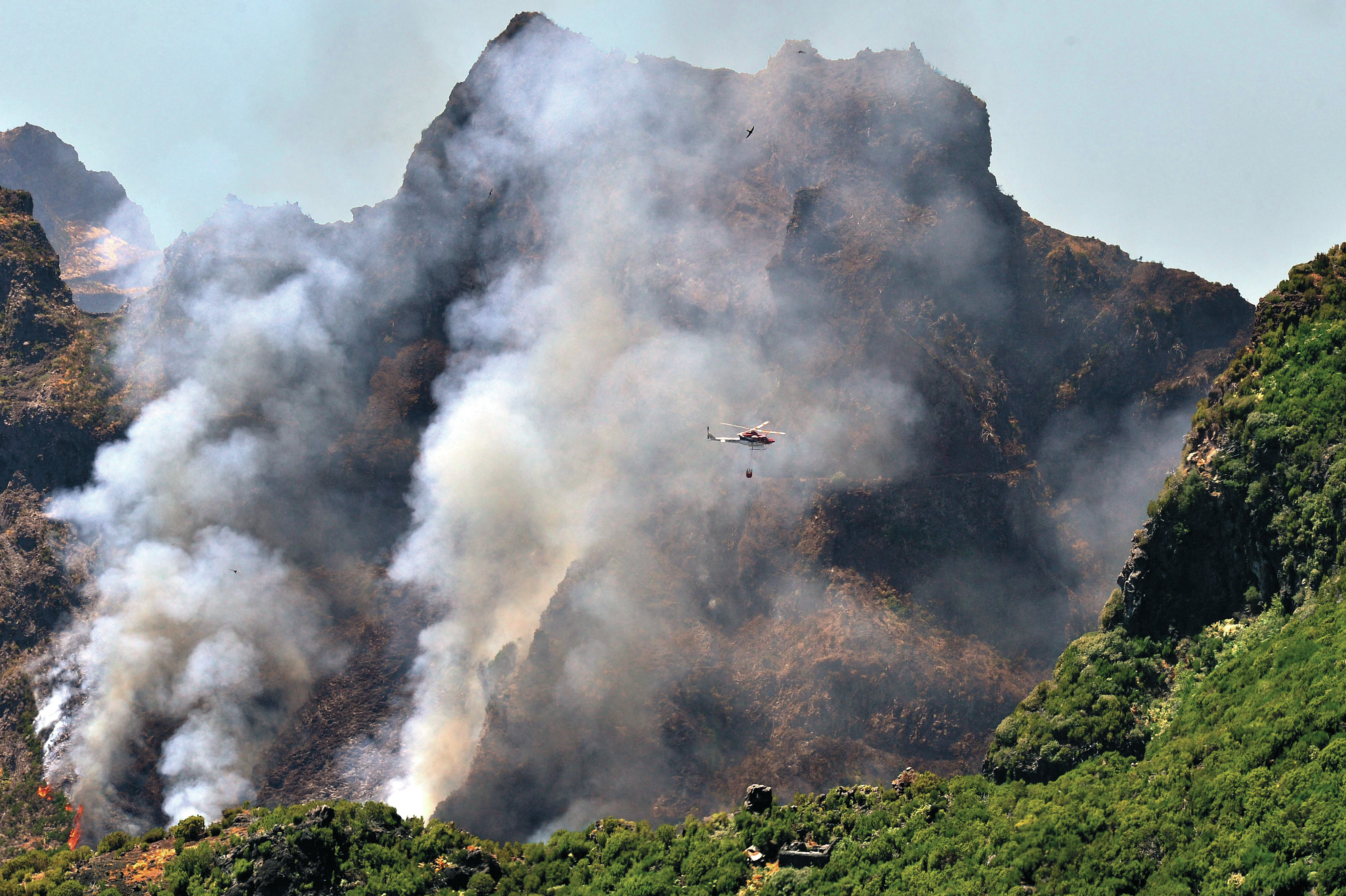 Madeira em chamas e Governo debaixo de fogo