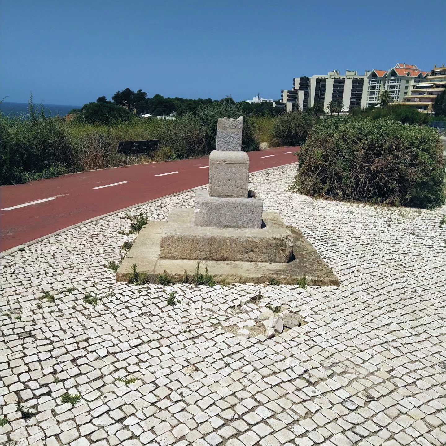 Vandalizada cruz de pedra centenária em Cascais