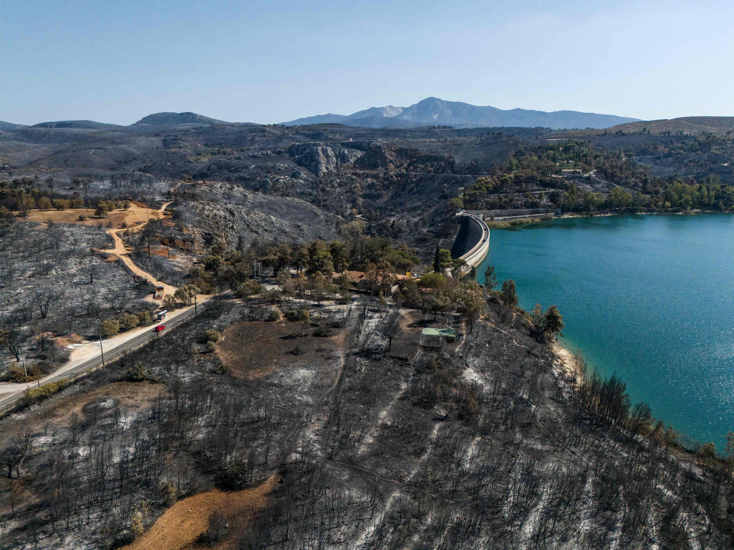 Controlado incêndio que ameaçava Atenas