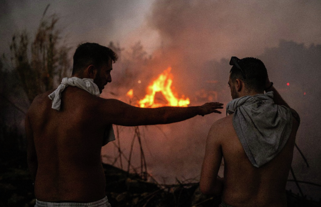 Mulher morre numa fábrica devido a incêndio em Atenas