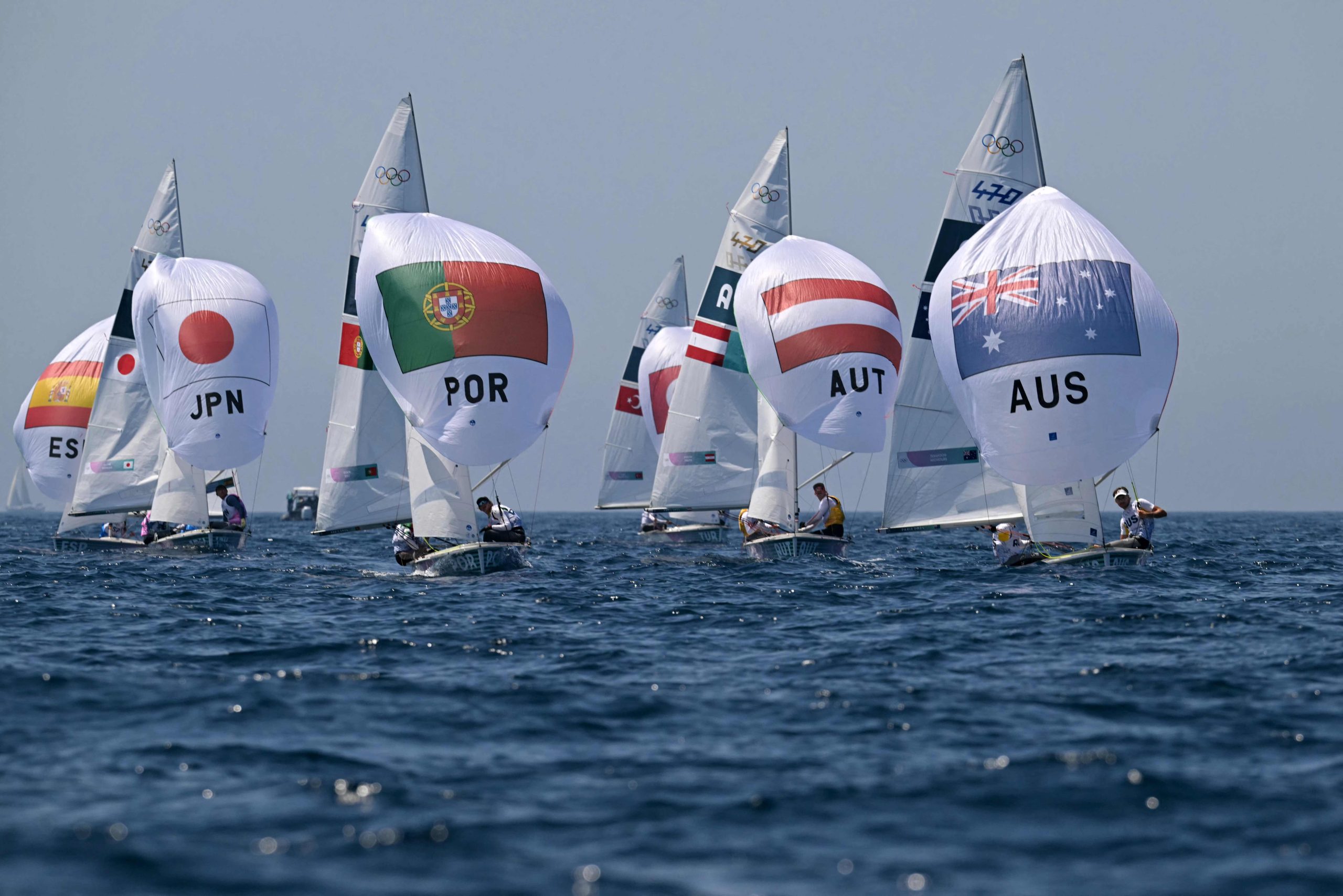 Carolina João e Diogo Costa vão lutar pelas medalhas na vela