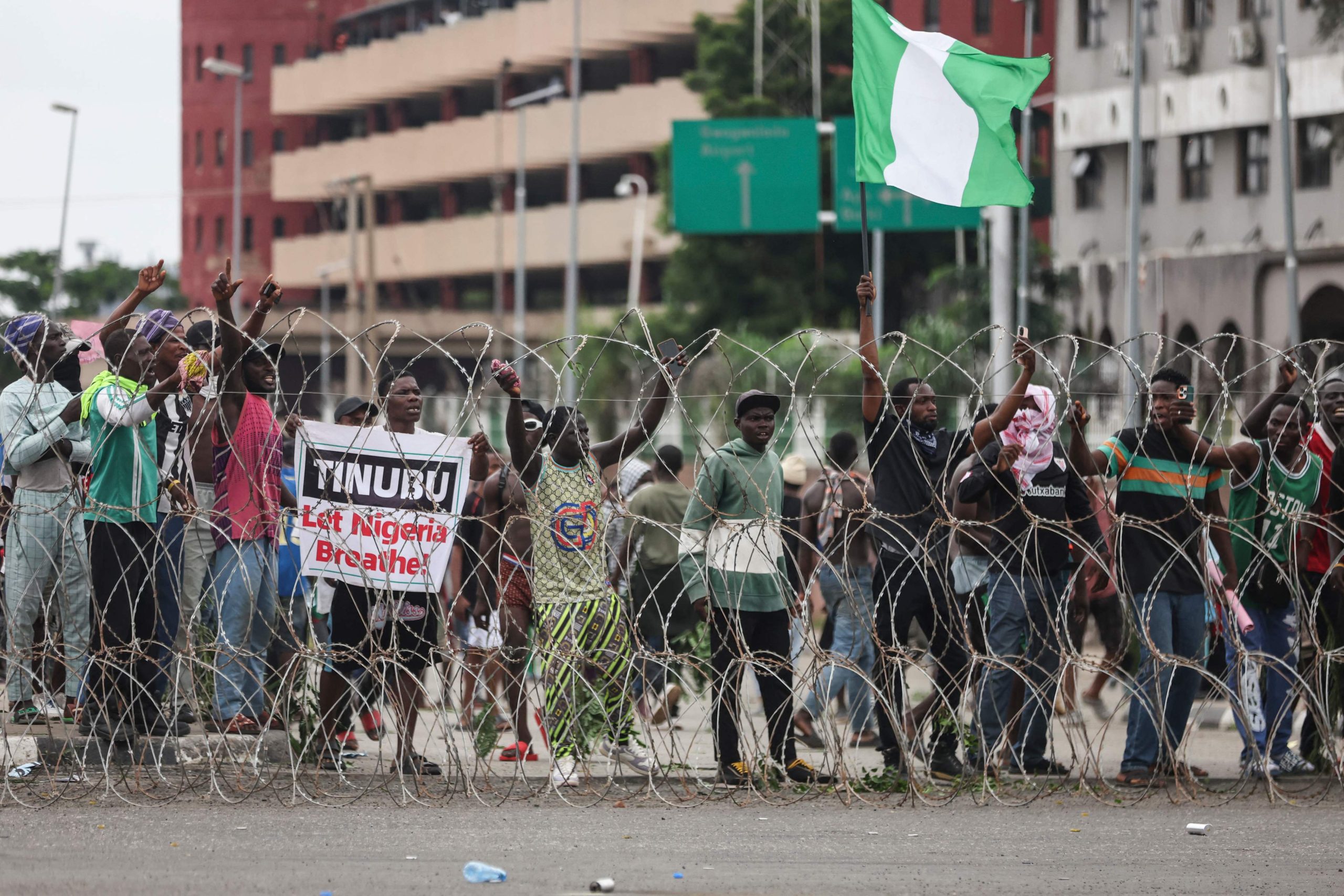 Nigerianos protestam contra aumento do custo de vida