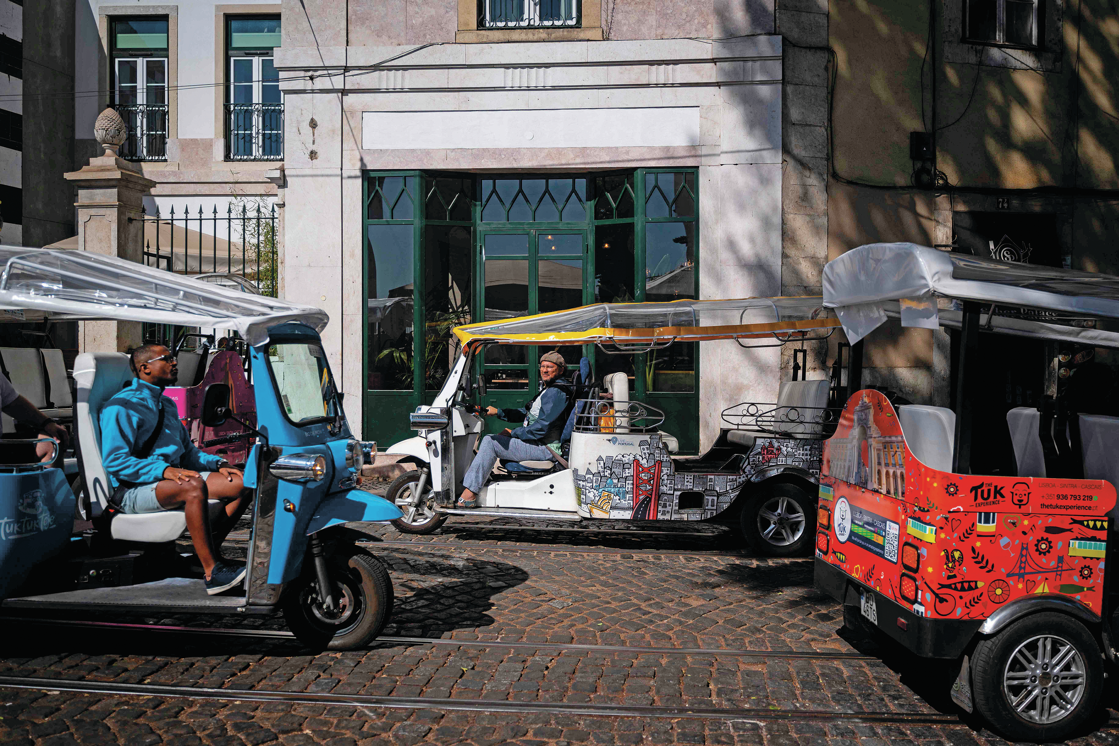 De mãos dadas com o turismo. Dos ‘tuk-tuk’ às lojas de ‘souvenirs’