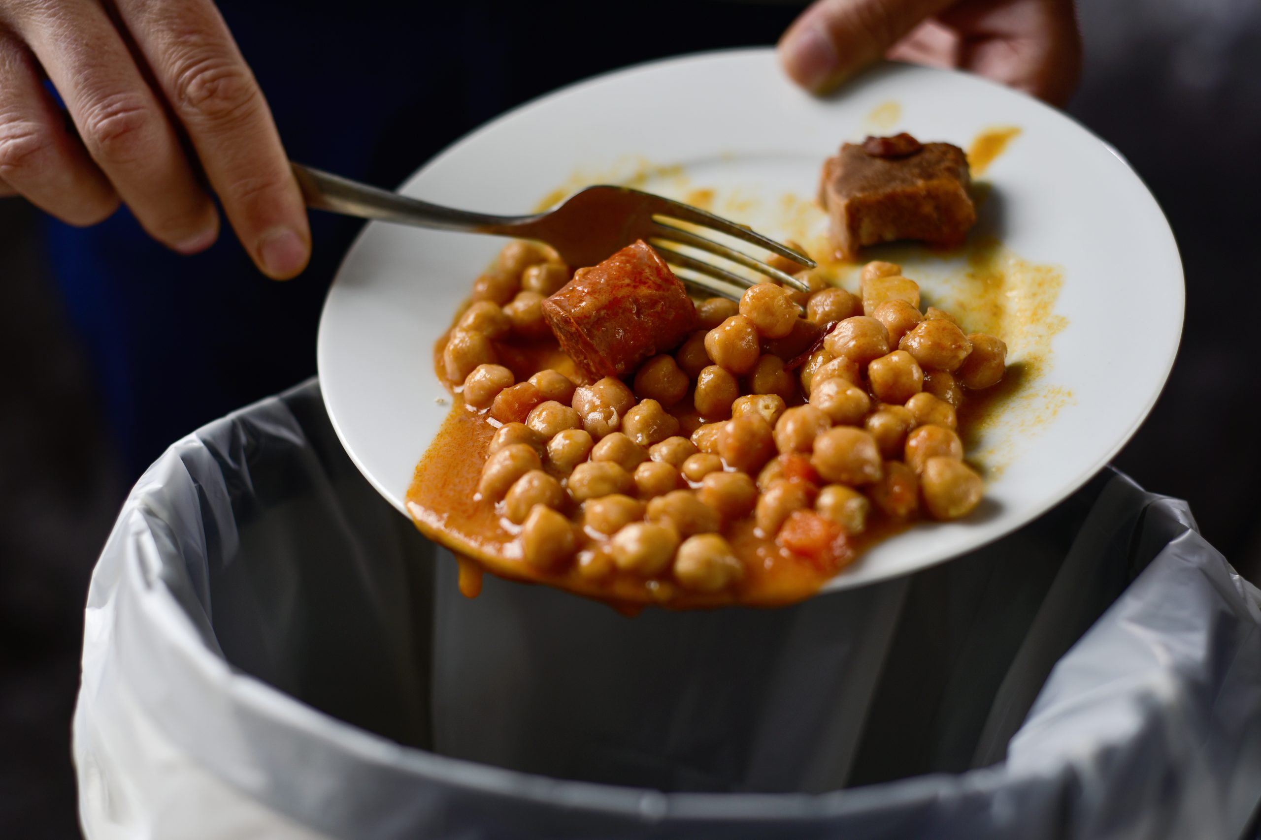 Cada português gasta 350 euros por ano em alimentos que não come