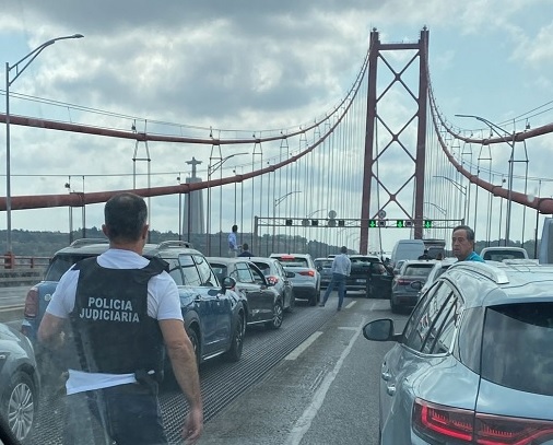 Ponte 25 de Abril foi cortada nos dois sentidos devido a perseguição policial