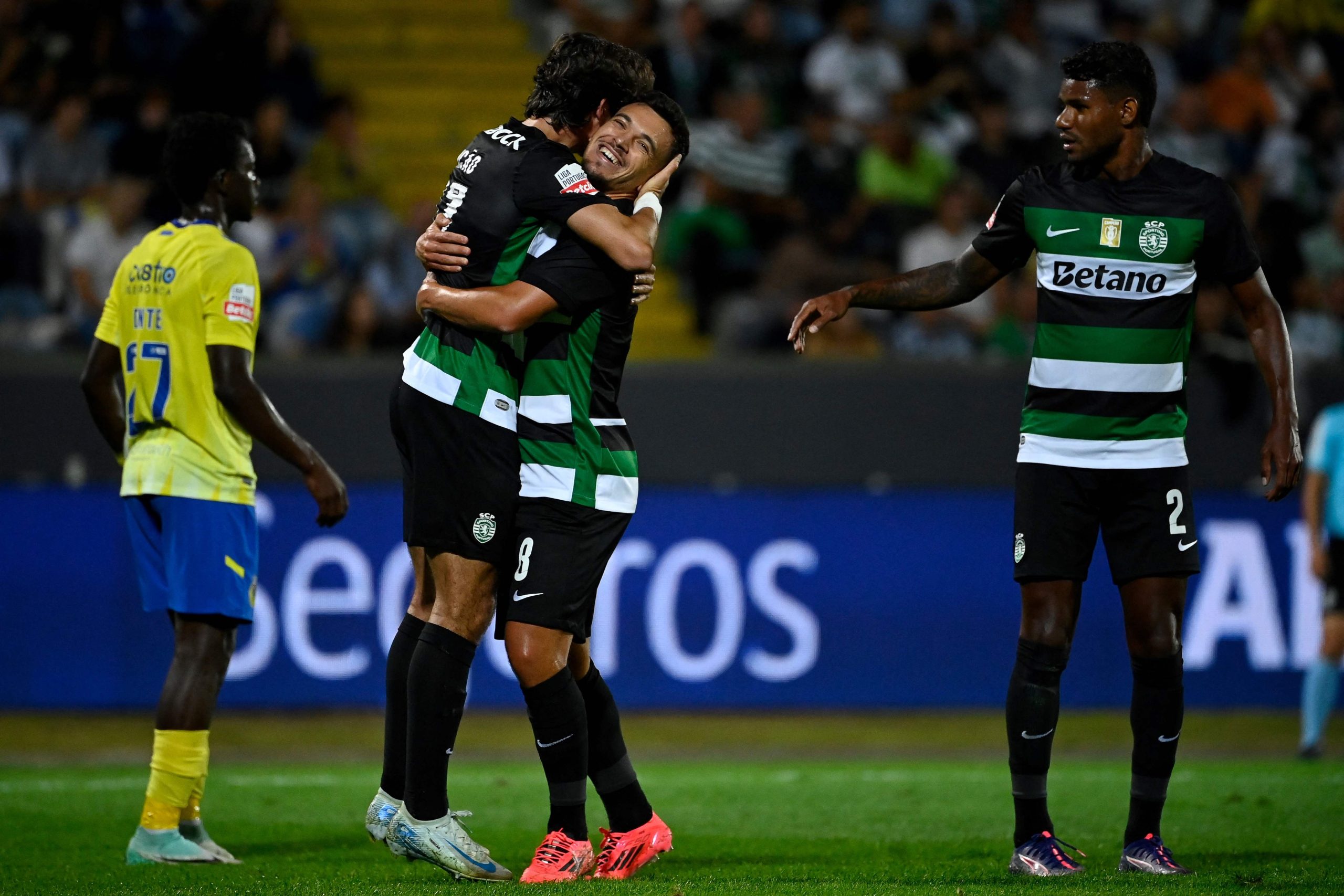 Sporting vence Arouca e mantém liderança