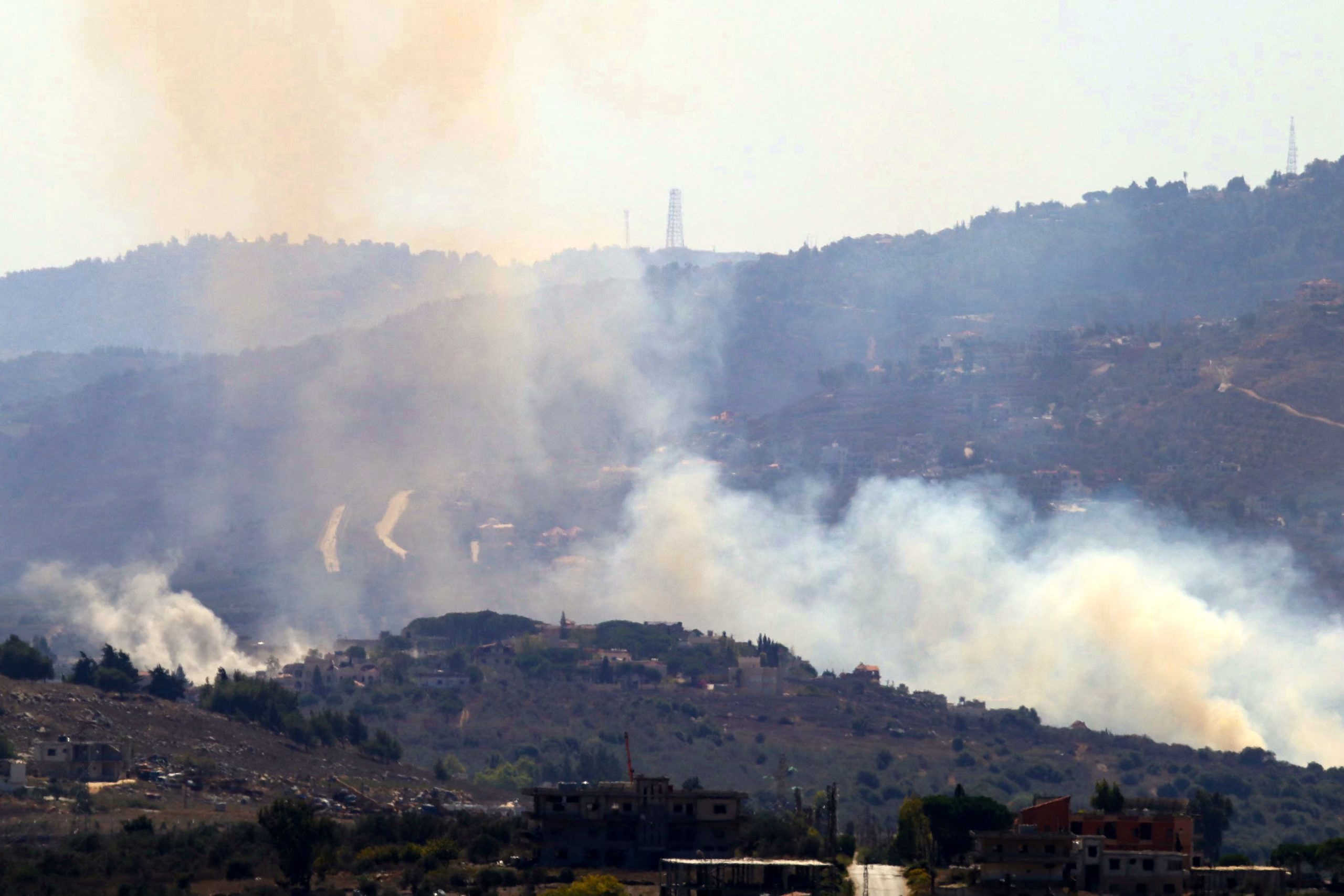 Hezbollah lança 100 foguetes e mísseis contra Israel