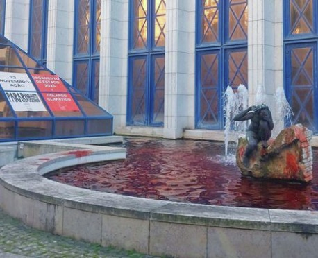 Ativistas do Climáximo tingem de vermelho água da fonte do edifício da CGD