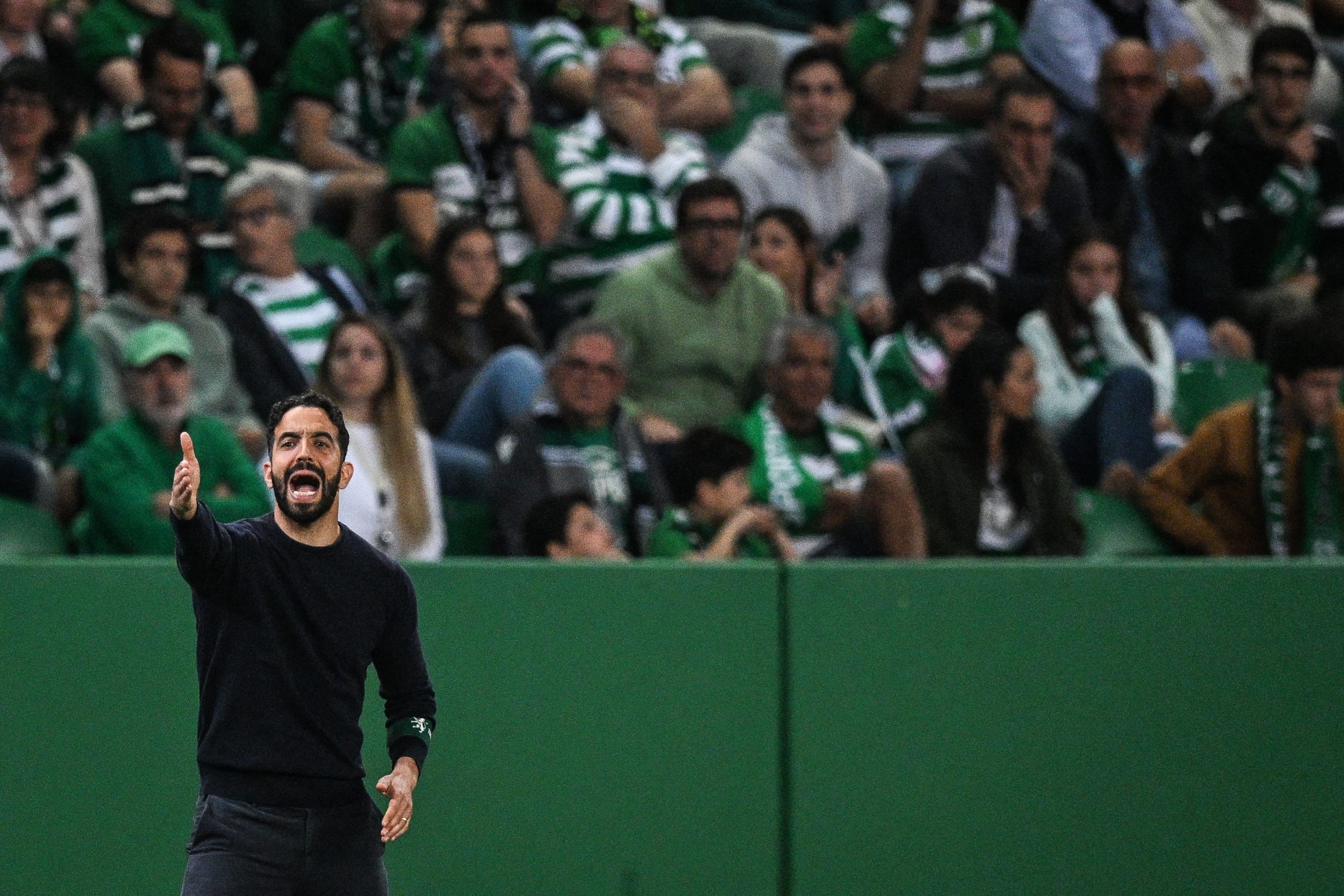 Sporting comunica a CMVM que Manchester United está disposto a pagar cláusula de rescisão de Amorim