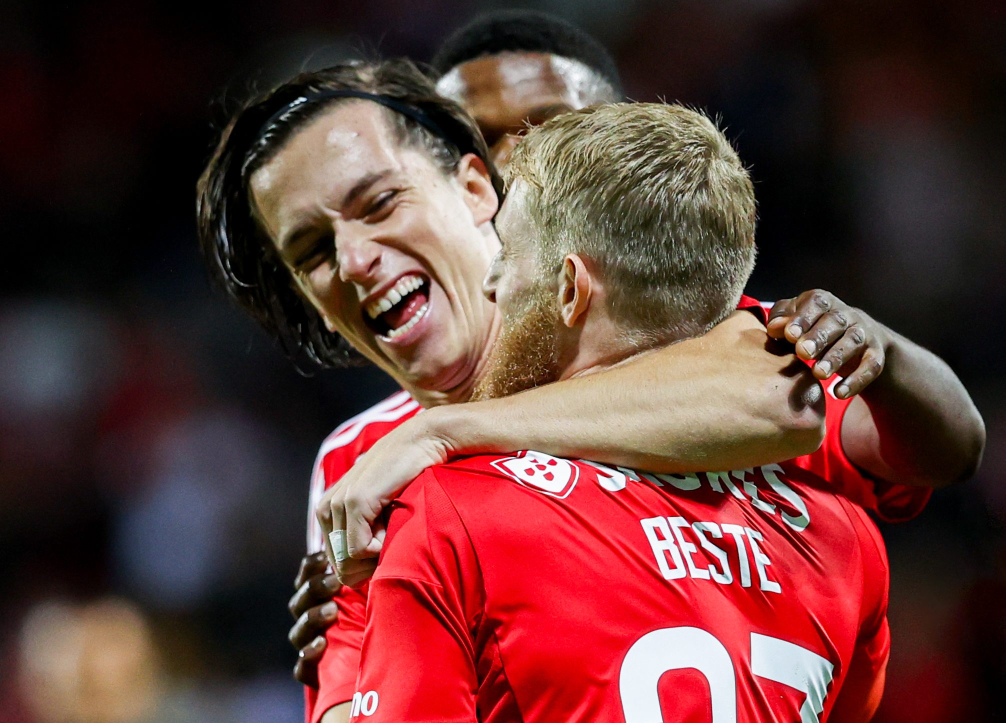 Benfica vence Pevidém por 2-0