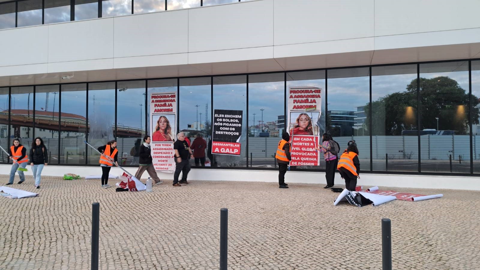 Ativistas do Climáximo ‘atacam’ família Amorim com cartazes na fachada da Galp