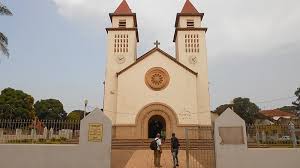 É domingo e a Igreja está fechada