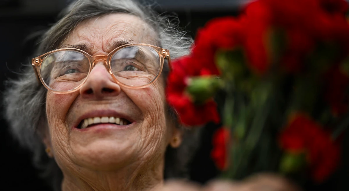 Celeste Caeiro: a mulher que ofereceu flores à Revolução e deixou um legado imortal