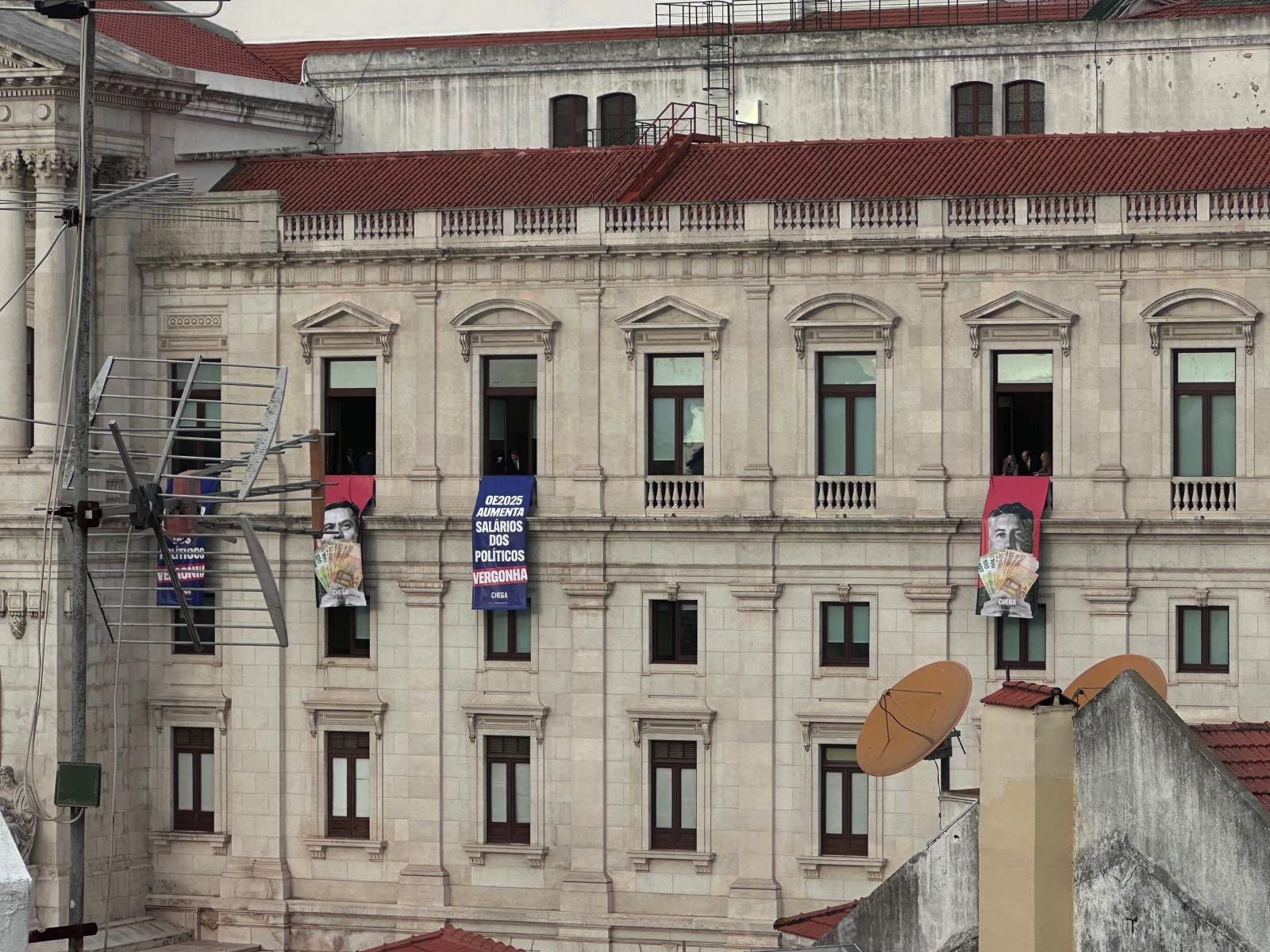 OE2025. Chega coloca tarjas na fachada da AR. PS pede suspensão dos trabalhos