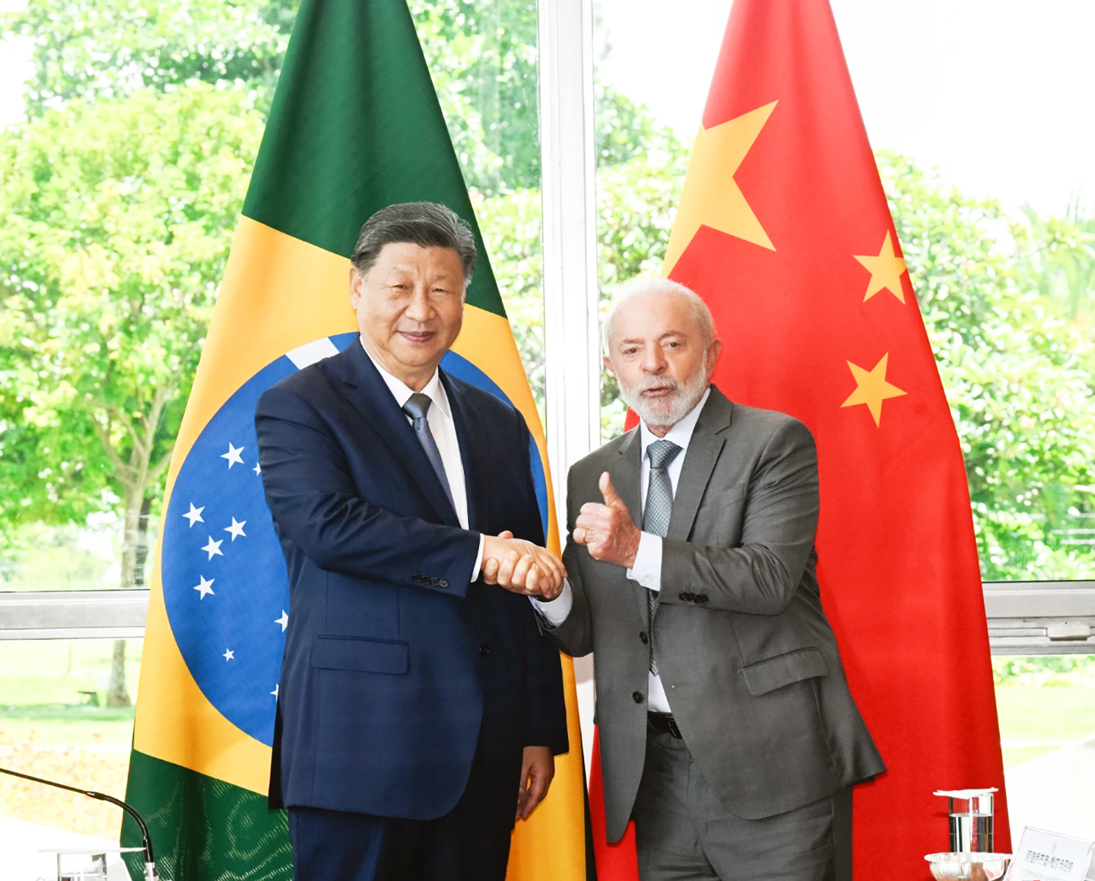 Xi e Lula em conferência de imprensa conjunta. China e Brasil aprofundam cooperação